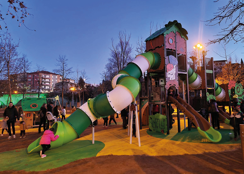 parque infantil parque público paisaje con tobogán, columpio